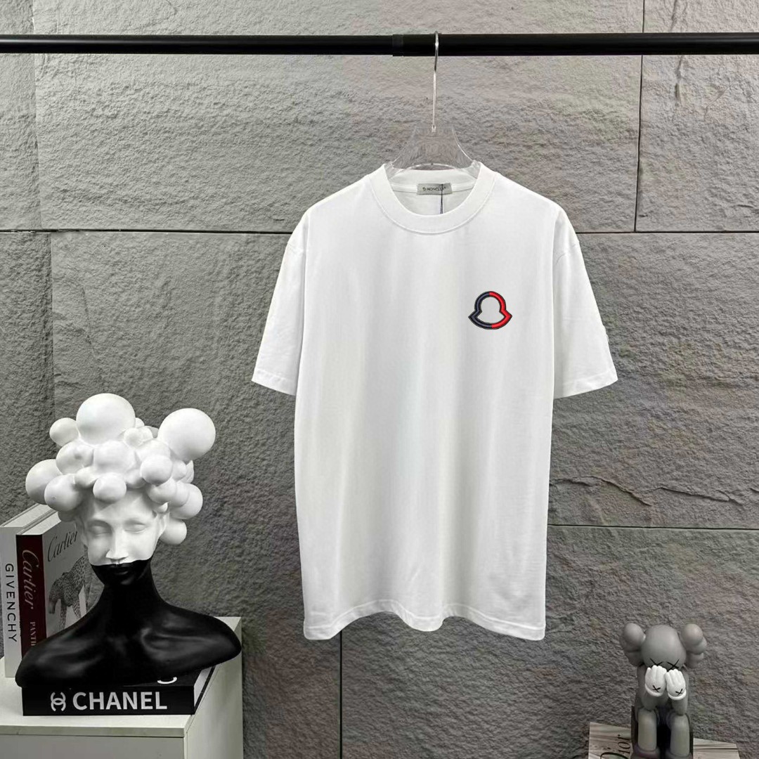 weigou_226934_0_039d19fe74 P75 Moncle* 蒙口*2026 春夏新款 经典图标字母立体刺绣工艺 定制双纱平纹纯棉面料 短袖T恤 男女同款 颜色:黑色 白色 尺码: S (90-130斤) M (120-150斤) L (140-165斤) XL (160-180斤) XXL (180-210斤)