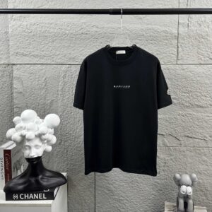 P75 Moncle* 蒙口*2026 春夏新款 经典图标字母立体刺绣工艺 定制双纱平纹纯棉面料 短袖T恤 男女同款 颜色：黑色 白色 尺码： S （90-130斤） M （120-150斤） L （140-165斤） XL （160-180斤） XXL （180-210斤）