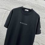 P75 Moncle* 蒙口*2026 春夏新款 经典图标字母立体刺绣工艺 定制双纱平纹纯棉面料 短袖T恤 男女同款 颜色：黑色 白色 尺码： S （90-130斤） M （120-150斤） L （140-165斤） XL （160-180斤） XXL （180-210斤）