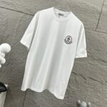 P75 Moncle* 蒙口*2026 春夏新款 经典图标字母立体刺绣工艺 定制双纱平纹纯棉面料 短袖T恤 男女同款 颜色：黑色 白色 尺码： S （90-130斤） M （120-150斤） L （140-165斤） XL （160-180斤） XXL （180-210斤）
