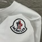P75 Moncle* 蒙口*2026 春夏新款 经典图标字母立体刺绣工艺 定制双纱平纹纯棉面料 短袖T恤 男女同款 颜色：黑色 白色 尺码： S （90-130斤） M （120-150斤） L （140-165斤） XL （160-180斤） XXL （180-210斤）