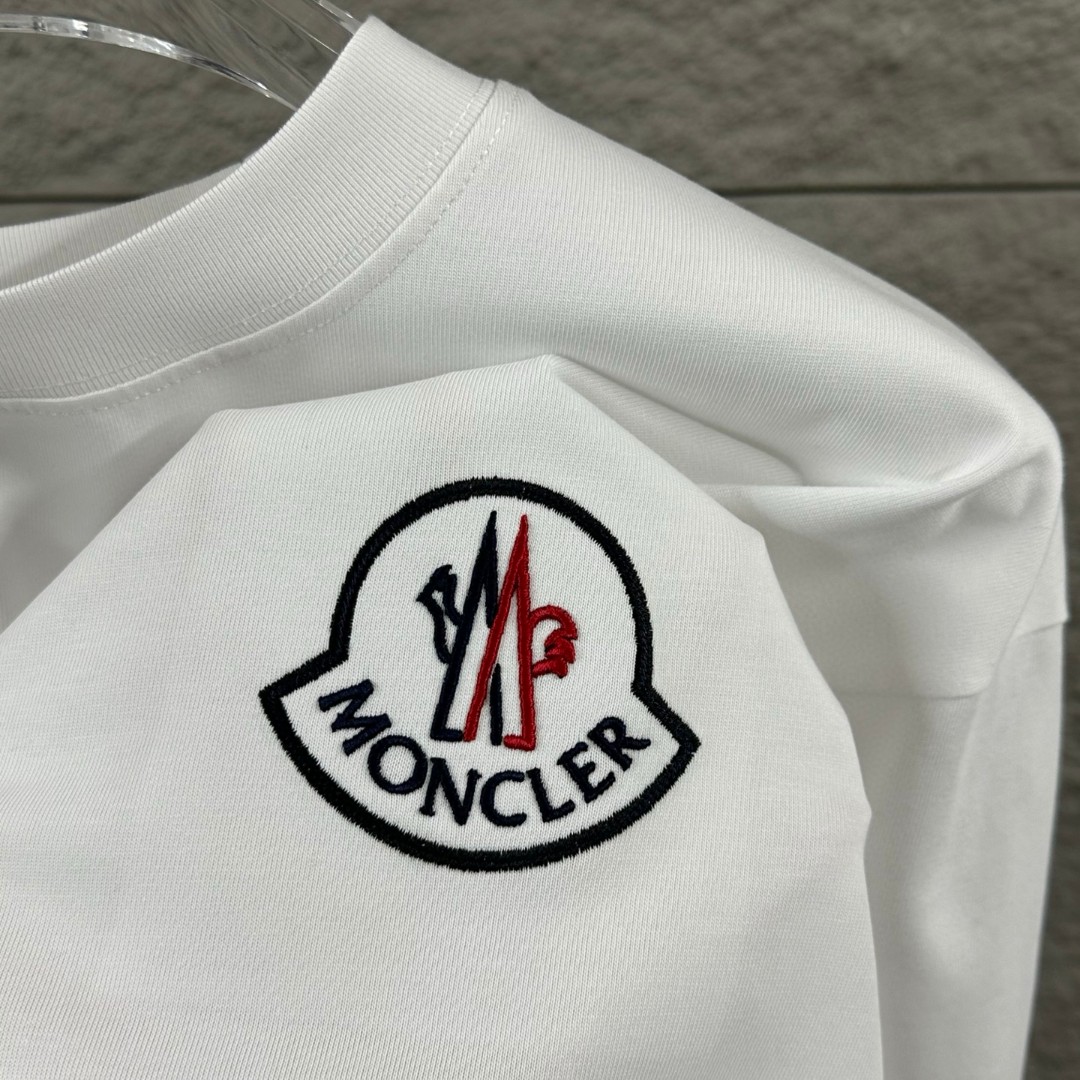 P75 Moncle* 蒙口*2026 春夏新款 经典图标字母立体刺绣工艺 定制双纱平纹纯棉面料 短袖T恤 男女同款 颜色：黑色 白色 尺码： S （90-130斤） M （120-150斤） L （140-165斤） XL （160-180斤） XXL （180-210斤）