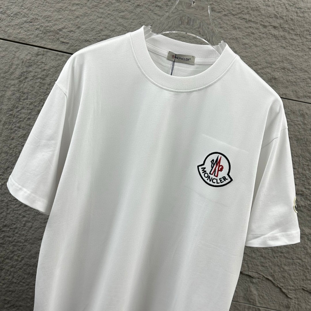 P75 Moncle* 蒙口*2026 春夏新款 经典图标字母立体刺绣工艺 定制双纱平纹纯棉面料 短袖T恤 男女同款 颜色：黑色 白色 尺码： S （90-130斤） M （120-150斤） L （140-165斤） XL （160-180斤） XXL （180-210斤）