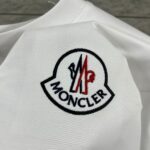 P75 Moncle* 蒙口*2026 春夏新款 经典图标字母立体刺绣工艺 定制双纱平纹纯棉面料 短袖T恤 男女同款 颜色：黑色 白色 尺码： S （90-130斤） M （120-150斤） L （140-165斤） XL （160-180斤） XXL （180-210斤）