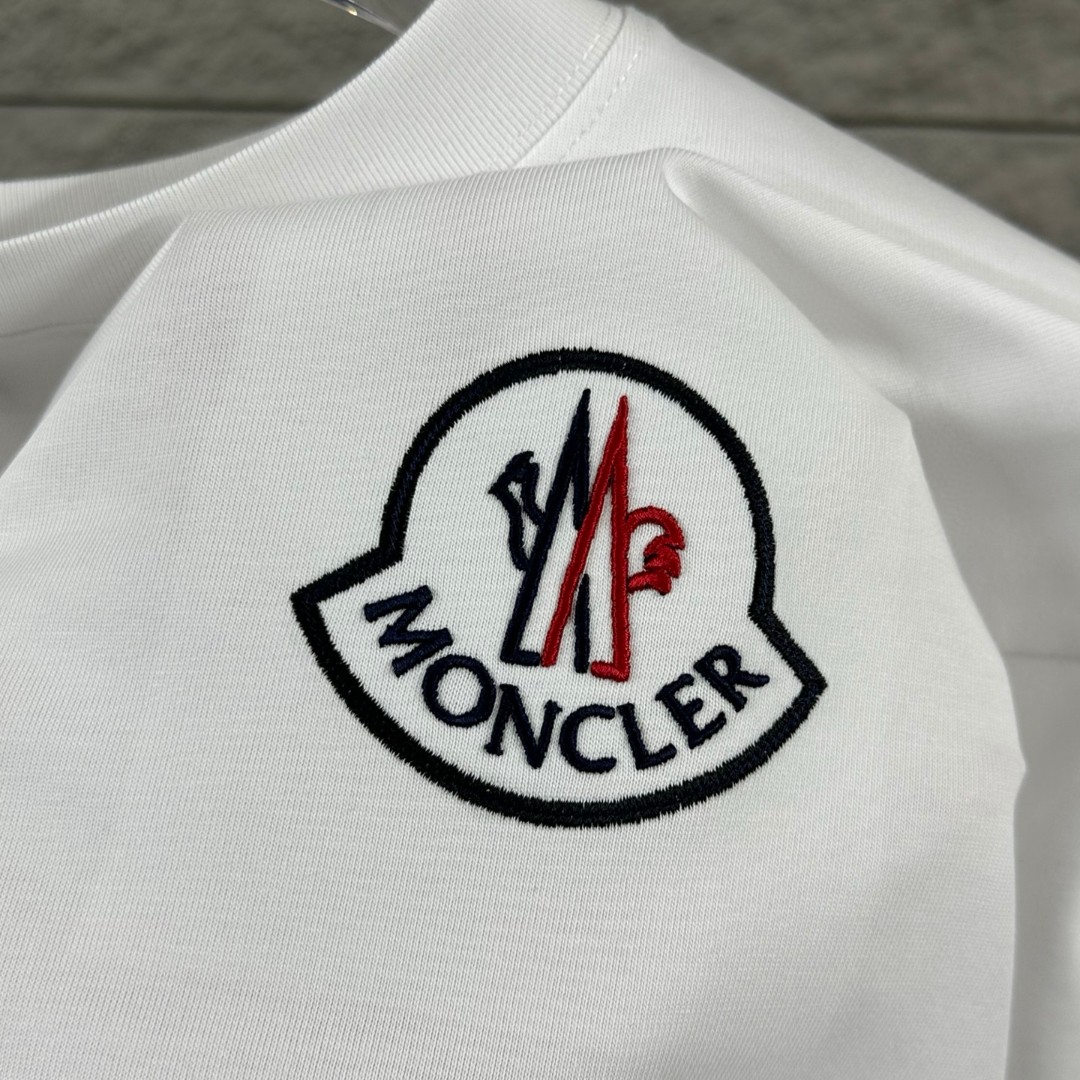 P75 Moncle* 蒙口*2026 春夏新款 经典图标字母立体刺绣工艺 定制双纱平纹纯棉面料 短袖T恤 男女同款 颜色：黑色 白色 尺码： S （90-130斤） M （120-150斤） L （140-165斤） XL （160-180斤） XXL （180-210斤）