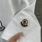 P75 Moncle* 蒙口*2026 春夏新款 经典图标字母立体刺绣工艺 定制双纱平纹纯棉面料 短袖T恤 男女同款 颜色：黑色 白色 尺码： S （90-130斤） M （120-150斤） L （140-165斤） XL （160-180斤） XXL （180-210斤）