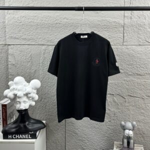 P75 Moncle* 蒙口*2026 春夏新款 经典图标字母立体刺绣工艺 定制双纱平纹纯棉面料 短袖T恤 男女同款 颜色：黑色 白色 尺码： S （90-130斤） M （120-150斤） L （140-165斤） XL （160-180斤） XXL （180-210斤）