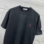 P75 Moncle* 蒙口*2026 春夏新款 经典图标字母立体刺绣工艺 定制双纱平纹纯棉面料 短袖T恤 男女同款 颜色：黑色 白色 尺码： S （90-130斤） M （120-150斤） L （140-165斤） XL （160-180斤） XXL （180-210斤）