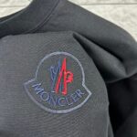 P75 Moncle* 蒙口*2026 春夏新款 经典图标字母立体刺绣工艺 定制双纱平纹纯棉面料 短袖T恤 男女同款 颜色：黑色 白色 尺码： S （90-130斤） M （120-150斤） L （140-165斤） XL （160-180斤） XXL （180-210斤）