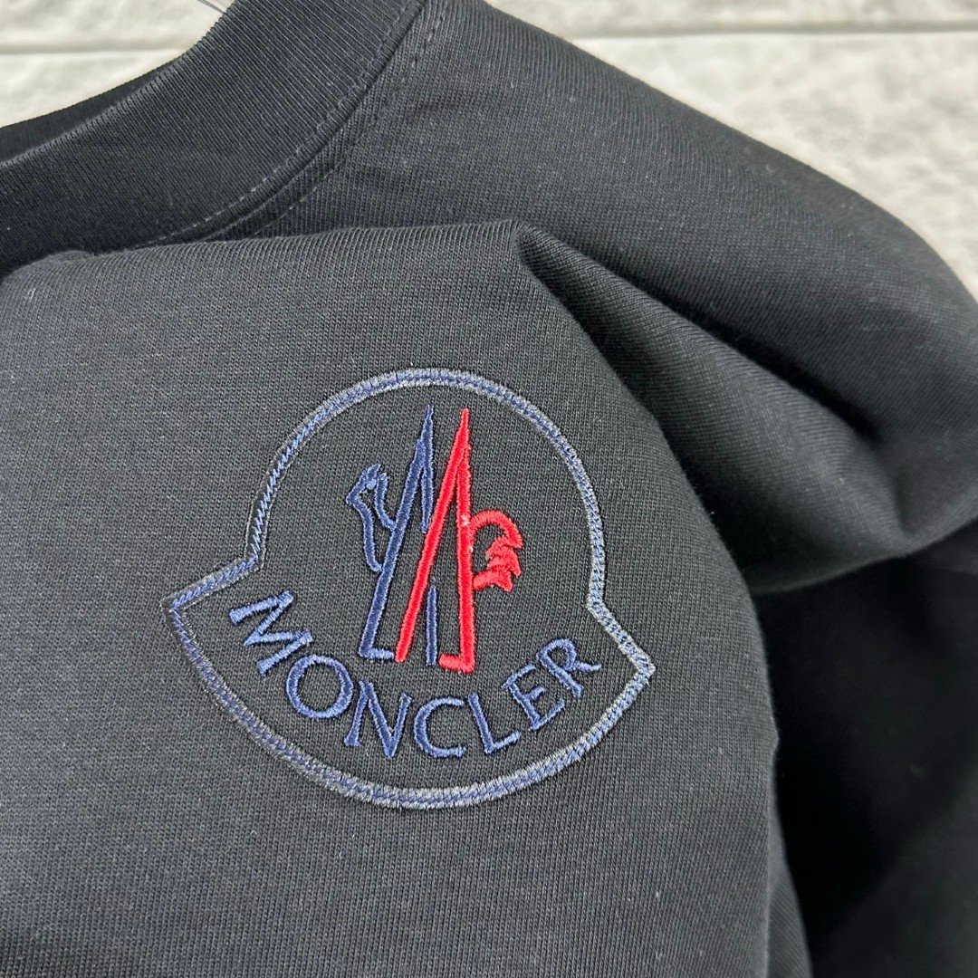 P75 Moncle* 蒙口*2026 春夏新款 经典图标字母立体刺绣工艺 定制双纱平纹纯棉面料 短袖T恤 男女同款 颜色：黑色 白色 尺码： S （90-130斤） M （120-150斤） L （140-165斤） XL （160-180斤） XXL （180-210斤）