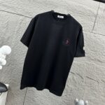 P75 Moncle* 蒙口*2026 春夏新款 经典图标字母立体刺绣工艺 定制双纱平纹纯棉面料 短袖T恤 男女同款 颜色：黑色 白色 尺码： S （90-130斤） M （120-150斤） L （140-165斤） XL （160-180斤） XXL （180-210斤）