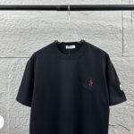 P75 Moncle* 蒙口*2026 春夏新款 经典图标字母立体刺绣工艺 定制双纱平纹纯棉面料 短袖T恤 男女同款 颜色：黑色 白色 尺码： S （90-130斤） M （120-150斤） L （140-165斤） XL （160-180斤） XXL （180-210斤）