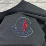P75 Moncle* 蒙口*2026 春夏新款 经典图标字母立体刺绣工艺 定制双纱平纹纯棉面料 短袖T恤 男女同款 颜色：黑色 白色 尺码： S （90-130斤） M （120-150斤） L （140-165斤） XL （160-180斤） XXL （180-210斤）