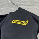 P75 Moncle* 蒙口*2026 春夏新款 经典图标字母立体刺绣工艺 定制双纱平纹纯棉面料 短袖T恤 男女同款 颜色：黑色 白色 尺码： S （90-130斤） M （120-150斤） L （140-165斤） XL （160-180斤） XXL （180-210斤）