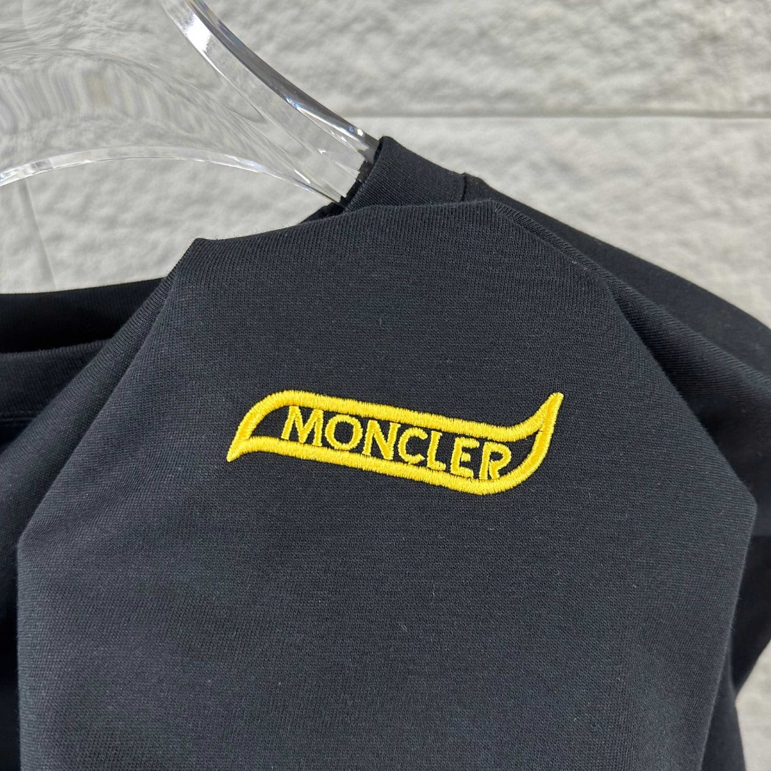 P75 Moncle* 蒙口*2026 春夏新款 经典图标字母立体刺绣工艺 定制双纱平纹纯棉面料 短袖T恤 男女同款 颜色：黑色 白色 尺码： S （90-130斤） M （120-150斤） L （140-165斤） XL （160-180斤） XXL （180-210斤）