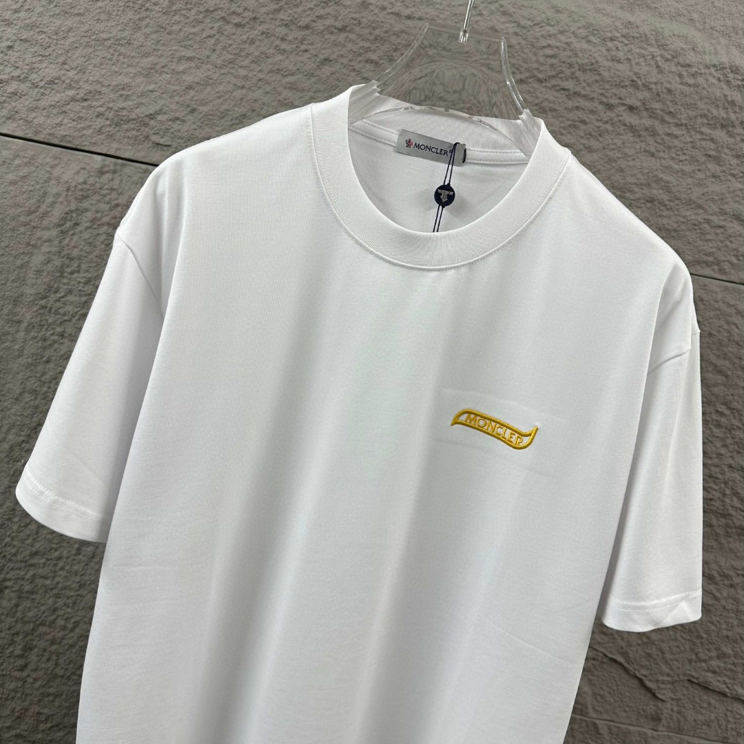 P75 Moncle* 蒙口*2026 春夏新款 经典图标字母立体刺绣工艺 定制双纱平纹纯棉面料 短袖T恤 男女同款 颜色：黑色 白色 尺码： S （90-130斤） M （120-150斤） L （140-165斤） XL （160-180斤） XXL （180-210斤）