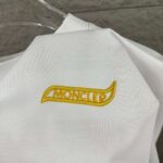 P75 Moncle* 蒙口*2026 春夏新款 经典图标字母立体刺绣工艺 定制双纱平纹纯棉面料 短袖T恤 男女同款 颜色：黑色 白色 尺码： S （90-130斤） M （120-150斤） L （140-165斤） XL （160-180斤） XXL （180-210斤）