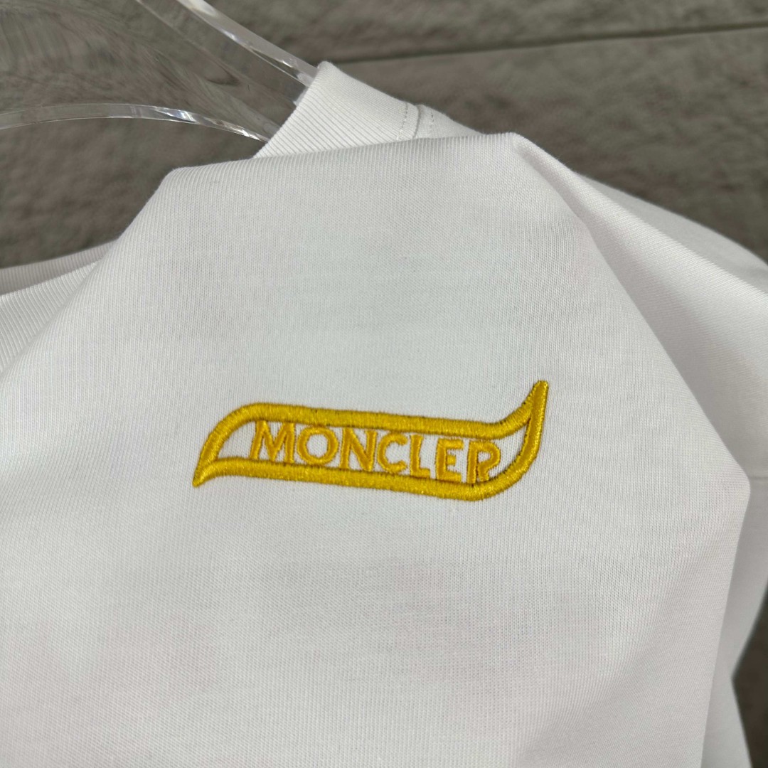 P75 Moncle* 蒙口*2026 春夏新款 经典图标字母立体刺绣工艺 定制双纱平纹纯棉面料 短袖T恤 男女同款 颜色：黑色 白色 尺码： S （90-130斤） M （120-150斤） L （140-165斤） XL （160-180斤） XXL （180-210斤）