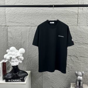 P75 Moncle* 蒙口*2026 春夏新款 经典图标字母立体刺绣工艺 定制双纱平纹纯棉面料 短袖T恤 男女同款 颜色：黑色 白色 尺码： S （90-130斤） M （120-150斤） L （140-165斤） XL （160-180斤） XXL （180-210斤）