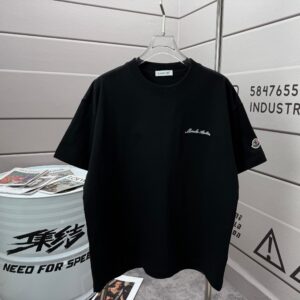 P75 Moncle* 蒙口*2026 春夏新款 经典图标字母立体刺绣工艺 定制双纱平纹纯棉面料 短袖T恤 男女同款 颜色：黑色 白色 绿色 紫色 尺码： S （90-130斤） M （120-150斤） L （140-165斤） XL （160-180斤） XXL （180-210斤）
