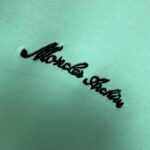 P75 Moncle* 蒙口*2026 春夏新款 经典图标字母立体刺绣工艺 定制双纱平纹纯棉面料 短袖T恤 男女同款 颜色：黑色 白色 绿色 紫色 尺码： S （90-130斤） M （120-150斤） L （140-165斤） XL （160-180斤） XXL （180-210斤）