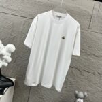 P75 Moncle* 蒙口*2026 春夏新款 经典图标字母贴刺绣工艺 定制双纱平纹纯棉面料 短袖T恤 男女同款 颜色：黑色 白色 花灰色 安哥拉红色 尺码： S （90-130斤） M （120-150斤） L （140-165斤） XL （160-180斤） XXL （180-210斤）