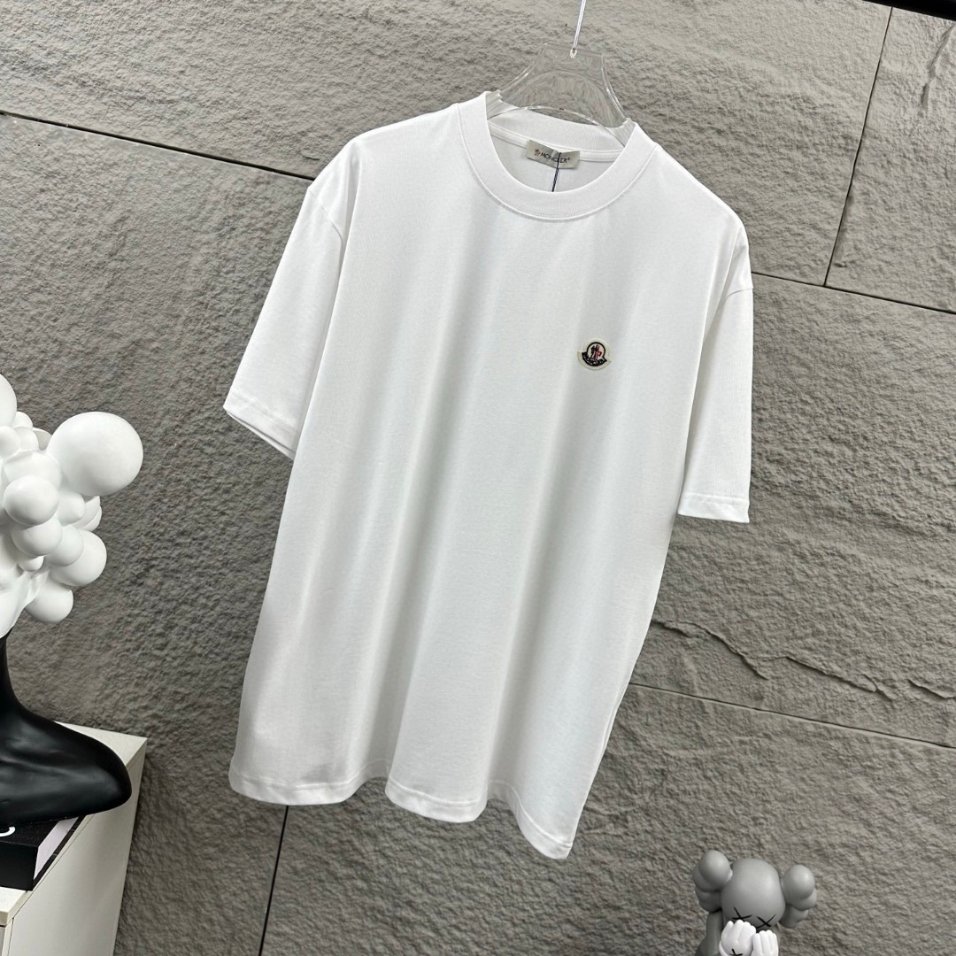 P75 Moncle* 蒙口*2026 春夏新款 经典图标字母贴刺绣工艺 定制双纱平纹纯棉面料 短袖T恤 男女同款 颜色：黑色 白色 花灰色 安哥拉红色 尺码： S （90-130斤） M （120-150斤） L （140-165斤） XL （160-180斤） XXL （180-210斤）