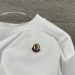 P75 Moncle* 蒙口*2026 春夏新款 经典图标字母贴刺绣工艺 定制双纱平纹纯棉面料 短袖T恤 男女同款 颜色：黑色 白色 花灰色 安哥拉红色 尺码： S （90-130斤） M （120-150斤） L （140-165斤） XL （160-180斤） XXL （180-210斤）