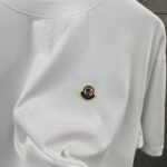 P75 Moncle* 蒙口*2026 春夏新款 经典图标字母贴刺绣工艺 定制双纱平纹纯棉面料 短袖T恤 男女同款 颜色：黑色 白色 花灰色 安哥拉红色 尺码： S （90-130斤） M （120-150斤） L （140-165斤） XL （160-180斤） XXL （180-210斤）
