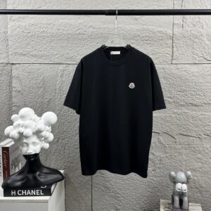 P75 Moncle* 蒙口*2026 春夏新款 经典图标字母贴刺绣工艺 定制双纱平纹纯棉面料 短袖T恤 男女同款 颜色：黑色 白色 花灰色 安哥拉红色 尺码： S （90-130斤） M （120-150斤） L （140-165斤） XL （160-180斤） XXL （180-210斤）