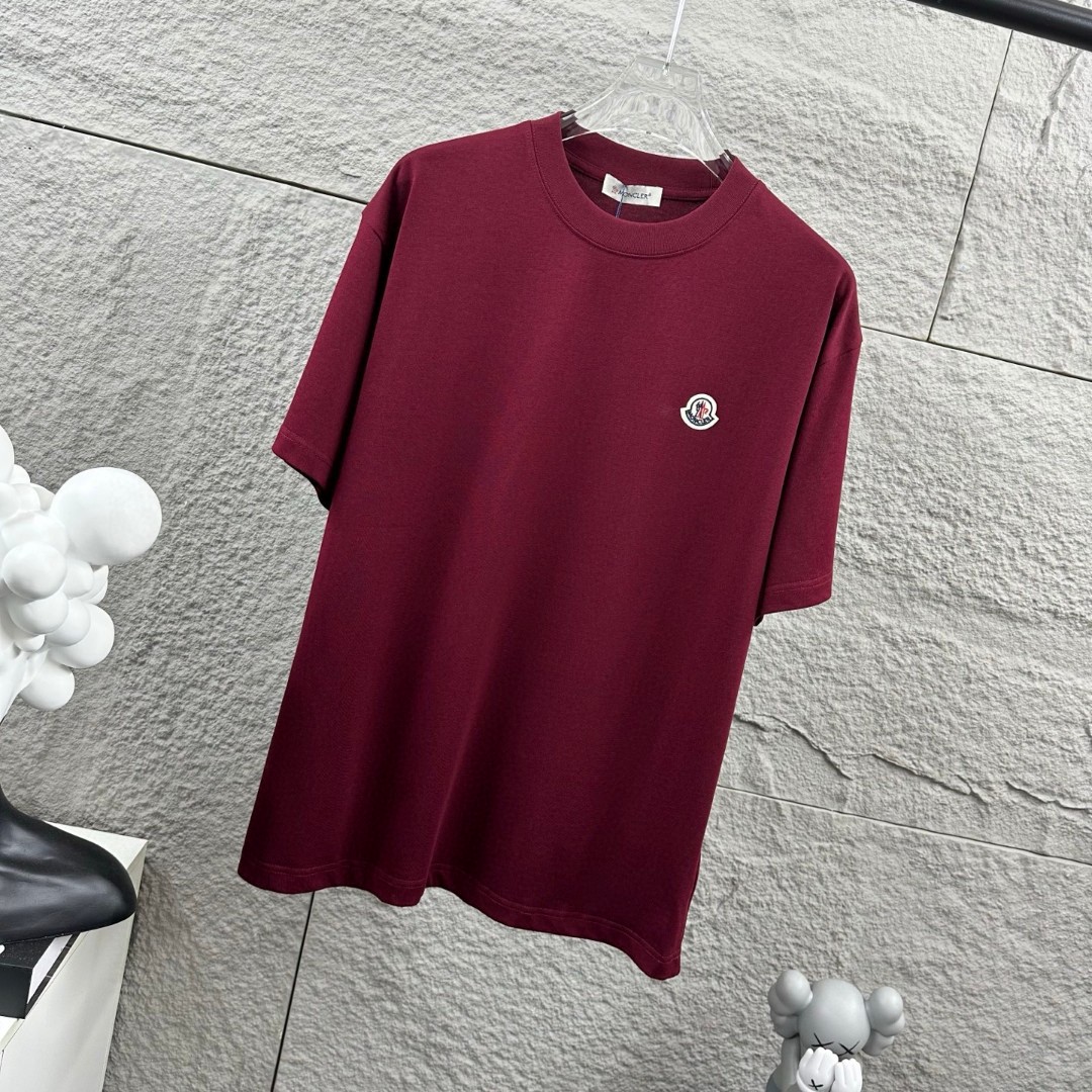 P75 Moncle* 蒙口*2026 春夏新款 经典图标字母贴刺绣工艺 定制双纱平纹纯棉面料 短袖T恤 男女同款 颜色：黑色 白色 花灰色 安哥拉红色 尺码： S （90-130斤） M （120-150斤） L （140-165斤） XL （160-180斤） XXL （180-210斤）