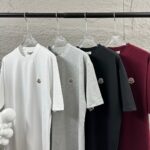 P75 Moncle* 蒙口*2026 春夏新款 经典图标字母贴刺绣工艺 定制双纱平纹纯棉面料 短袖T恤 男女同款 颜色：黑色 白色 花灰色 安哥拉红色 尺码： S （90-130斤） M （120-150斤） L （140-165斤） XL （160-180斤） XXL （180-210斤）