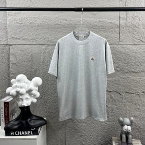 P75 Moncle* 蒙口*2026 春夏新款 经典图标字母贴刺绣工艺 定制双纱平纹纯棉面料 短袖T恤 男女同款 颜色：黑色 白色 花灰色 安哥拉红色 尺码： S （90-130斤） M （120-150斤） L （140-165斤） XL （160-180斤） XXL （180-210斤）