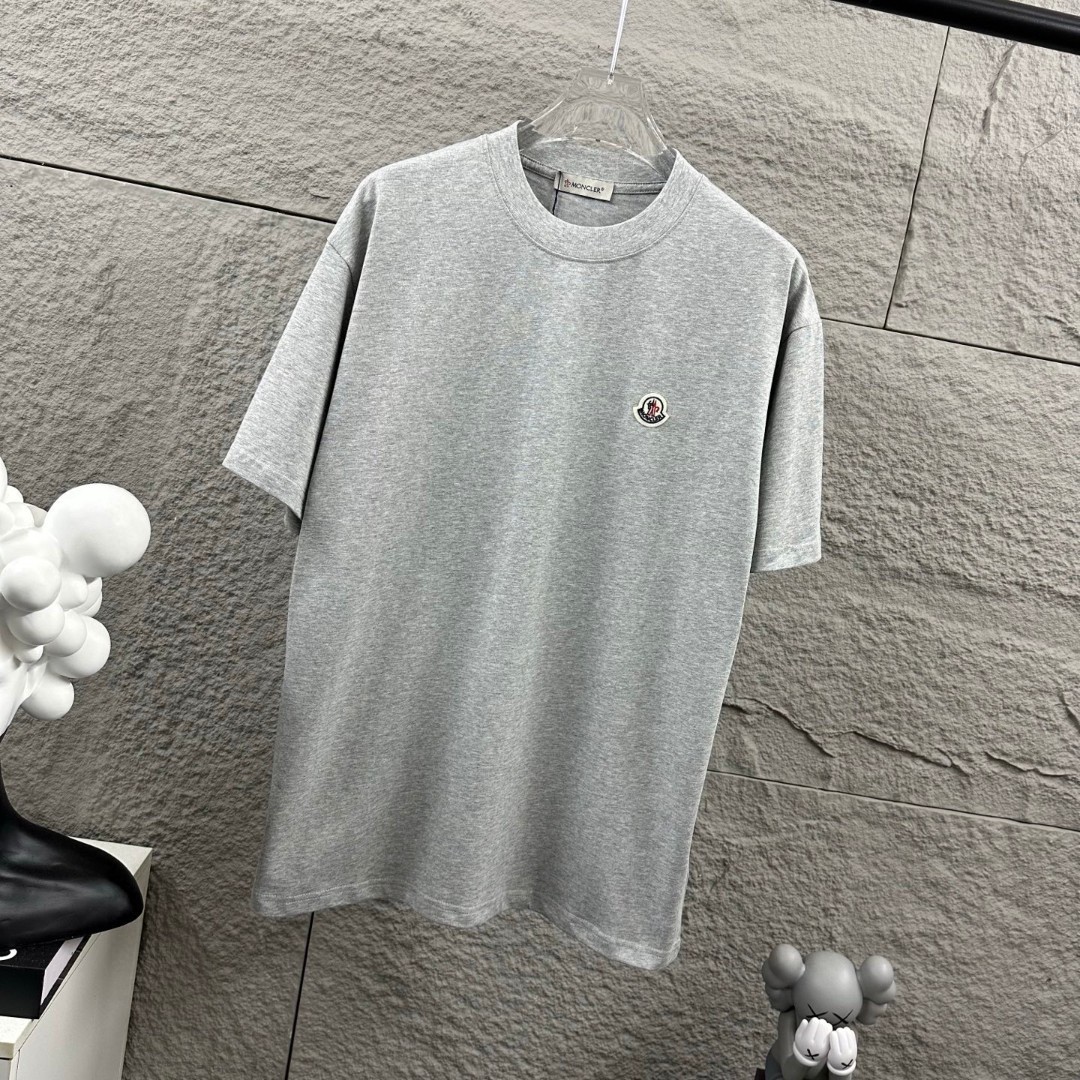 P75 Moncle* 蒙口*2026 春夏新款 经典图标字母贴刺绣工艺 定制双纱平纹纯棉面料 短袖T恤 男女同款 颜色：黑色 白色 花灰色 安哥拉红色 尺码： S （90-130斤） M （120-150斤） L （140-165斤） XL （160-180斤） XXL （180-210斤）