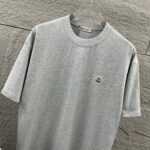 P75 Moncle* 蒙口*2026 春夏新款 经典图标字母贴刺绣工艺 定制双纱平纹纯棉面料 短袖T恤 男女同款 颜色：黑色 白色 花灰色 安哥拉红色 尺码： S （90-130斤） M （120-150斤） L （140-165斤） XL （160-180斤） XXL （180-210斤）