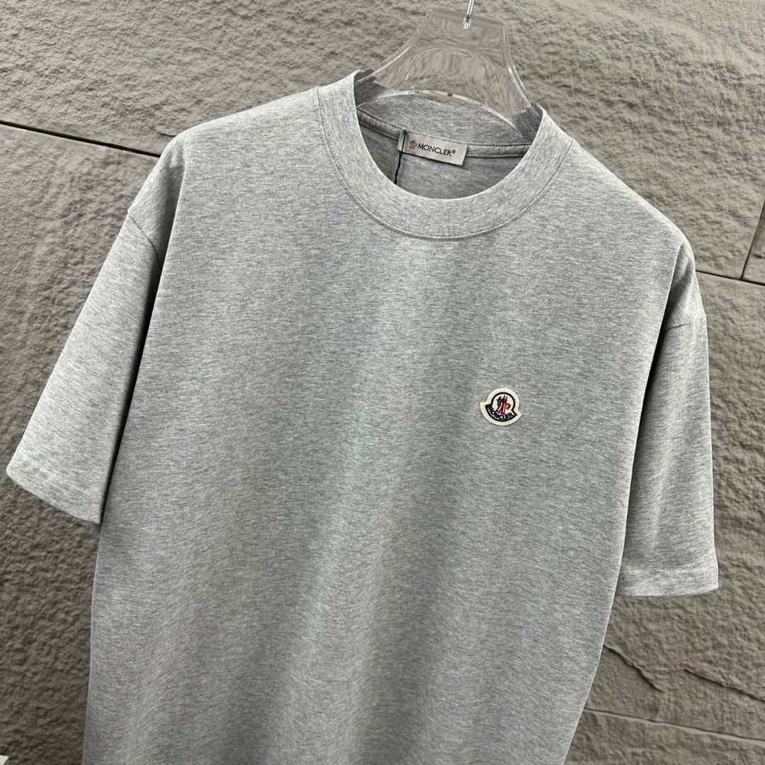 P75 Moncle* 蒙口*2026 春夏新款 经典图标字母贴刺绣工艺 定制双纱平纹纯棉面料 短袖T恤 男女同款 颜色：黑色 白色 花灰色 安哥拉红色 尺码： S （90-130斤） M （120-150斤） L （140-165斤） XL （160-180斤） XXL （180-210斤）