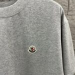 P75 Moncle* 蒙口*2026 春夏新款 经典图标字母贴刺绣工艺 定制双纱平纹纯棉面料 短袖T恤 男女同款 颜色：黑色 白色 花灰色 安哥拉红色 尺码： S （90-130斤） M （120-150斤） L （140-165斤） XL （160-180斤） XXL （180-210斤）