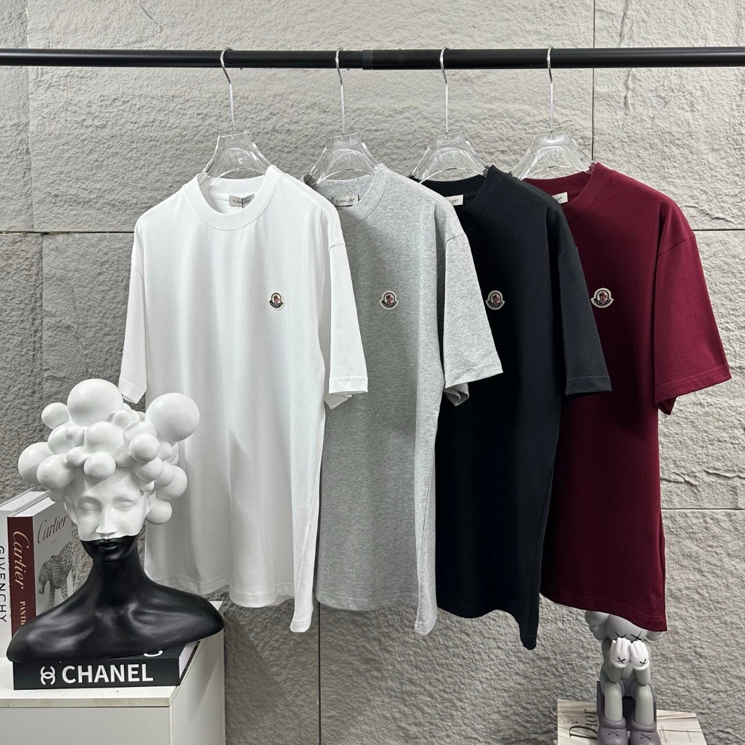 P75 Moncle* 蒙口*2026 春夏新款 经典图标字母贴刺绣工艺 定制双纱平纹纯棉面料 短袖T恤 男女同款 颜色：黑色 白色 花灰色 安哥拉红色 尺码： S （90-130斤） M （120-150斤） L （140-165斤） XL （160-180斤） XXL （180-210斤）