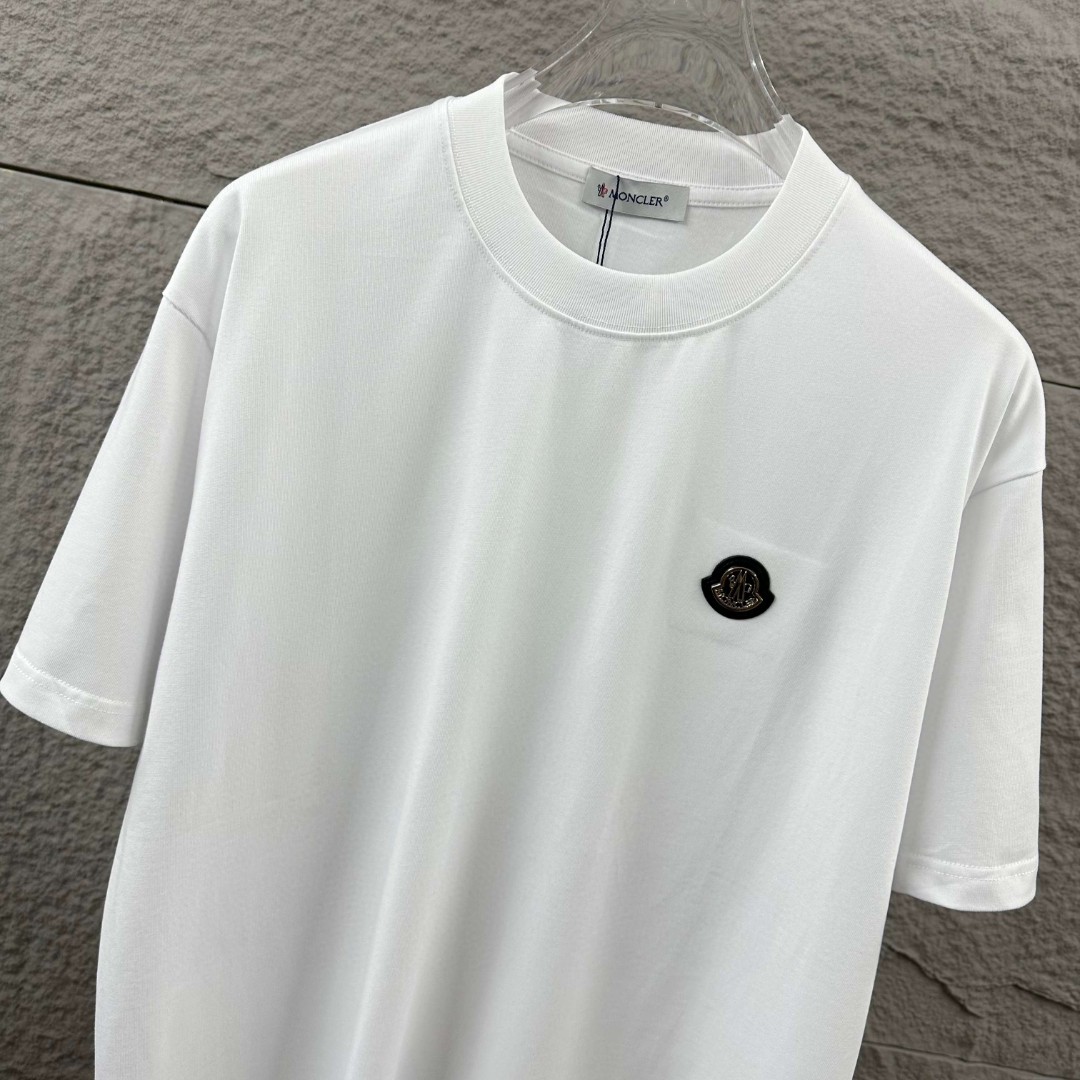 P75 Moncle* 蒙口*2026 春夏新款 经典图标字母贴刺绣工艺 定制双纱平纹纯棉面料 短袖T恤 男女同款 颜色：黑色 白色 尺码： S （90-130斤） M （120-150斤） L （140-165斤） XL （160-180斤） XXL （180-210斤）