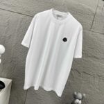 P75 Moncle* 蒙口*2026 春夏新款 经典图标字母贴刺绣工艺 定制双纱平纹纯棉面料 短袖T恤 男女同款 颜色：黑色 白色 尺码： S （90-130斤） M （120-150斤） L （140-165斤） XL （160-180斤） XXL （180-210斤）