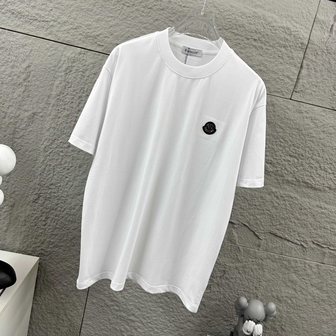 P75 Moncle* 蒙口*2026 春夏新款 经典图标字母贴刺绣工艺 定制双纱平纹纯棉面料 短袖T恤 男女同款 颜色：黑色 白色 尺码： S （90-130斤） M （120-150斤） L （140-165斤） XL （160-180斤） XXL （180-210斤）