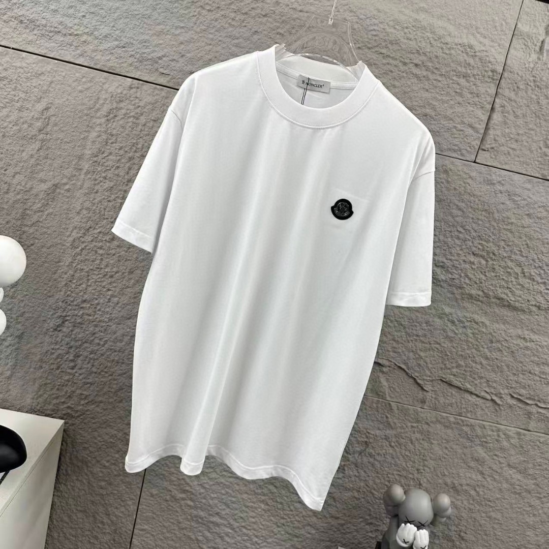 P75 Moncle* 蒙口*2026 春夏新款 经典图标字母贴刺绣工艺 定制双纱平纹纯棉面料 短袖T恤 男女同款 颜色：黑色 白色 尺码： S （90-130斤） M （120-150斤） L （140-165斤） XL （160-180斤） XXL （180-210斤）