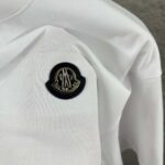 P75 Moncle* 蒙口*2026 春夏新款 经典图标字母贴刺绣工艺 定制双纱平纹纯棉面料 短袖T恤 男女同款 颜色：黑色 白色 尺码： S （90-130斤） M （120-150斤） L （140-165斤） XL （160-180斤） XXL （180-210斤）