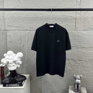 P75 Moncle* 蒙口*2026 春夏新款 经典图标字母贴刺绣工艺 定制双纱平纹纯棉面料 短袖T恤 男女同款 颜色：黑色 白色 尺码： S （90-130斤） M （120-150斤） L （140-165斤） XL （160-180斤） XXL （180-210斤）