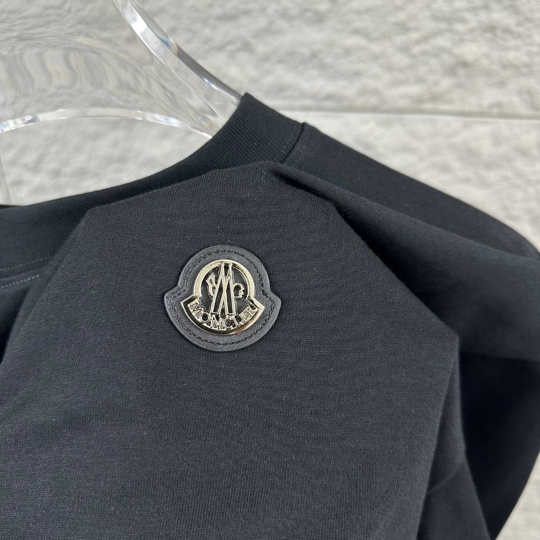 P75 Moncle* 蒙口*2026 春夏新款 经典图标字母贴刺绣工艺 定制双纱平纹纯棉面料 短袖T恤 男女同款 颜色：黑色 白色 尺码： S （90-130斤） M （120-150斤） L （140-165斤） XL （160-180斤） XXL （180-210斤）