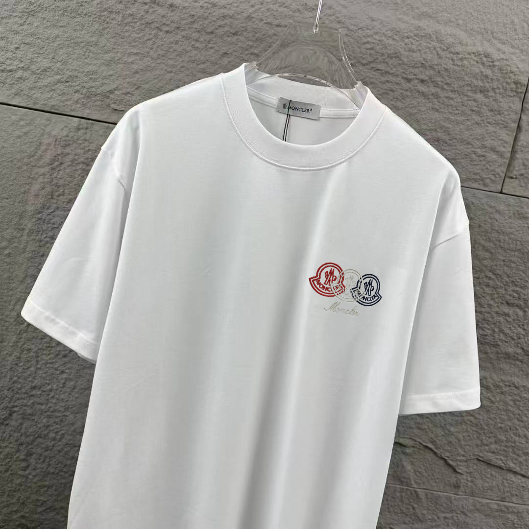 weigou_227210_2_9e20df5113 P75 Moncle* 蒙口*2026 春夏新款 经典图标字母立体刺绣工艺 定制双纱平纹纯棉面料 短袖T恤 男女同款 颜色:黑色 白色 尺码: S (90-130斤) M (120-150斤) L (140-165斤) XL (160-180斤) XXL (180-210斤)