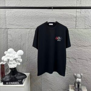 P75 Moncle* 蒙口*2026 春夏新款 经典图标字母立体刺绣工艺 定制双纱平纹纯棉面料 短袖T恤 男女同款 颜色：黑色 白色 尺码： S （90-130斤） M （120-150斤） L （140-165斤） XL （160-180斤） XXL （180-210斤）