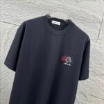 P75 Moncle* 蒙口*2026 春夏新款 经典图标字母立体刺绣工艺 定制双纱平纹纯棉面料 短袖T恤 男女同款 颜色：黑色 白色 尺码： S （90-130斤） M （120-150斤） L （140-165斤） XL （160-180斤） XXL （180-210斤）