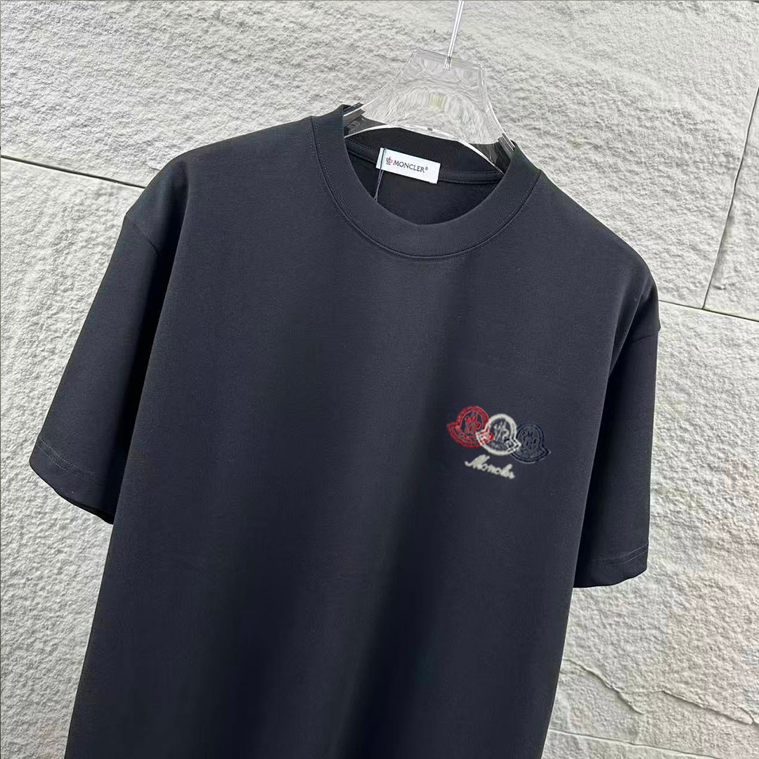 P75 Moncle* 蒙口*2026 春夏新款 经典图标字母立体刺绣工艺 定制双纱平纹纯棉面料 短袖T恤 男女同款 颜色：黑色 白色 尺码： S （90-130斤） M （120-150斤） L （140-165斤） XL （160-180斤） XXL （180-210斤）