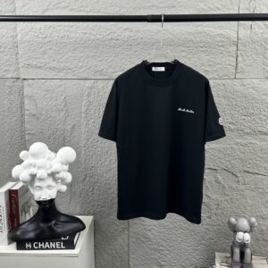 P75 Moncle* 蒙口*2026 春夏新款 经典图标字母立体刺绣工艺 定制双纱平纹纯棉面料 短袖T恤 男女同款 颜色：黑色 白色 尺码： S （90-130斤） M （120-150斤） L （140-165斤） XL （160-180斤） XXL （180-210斤）
